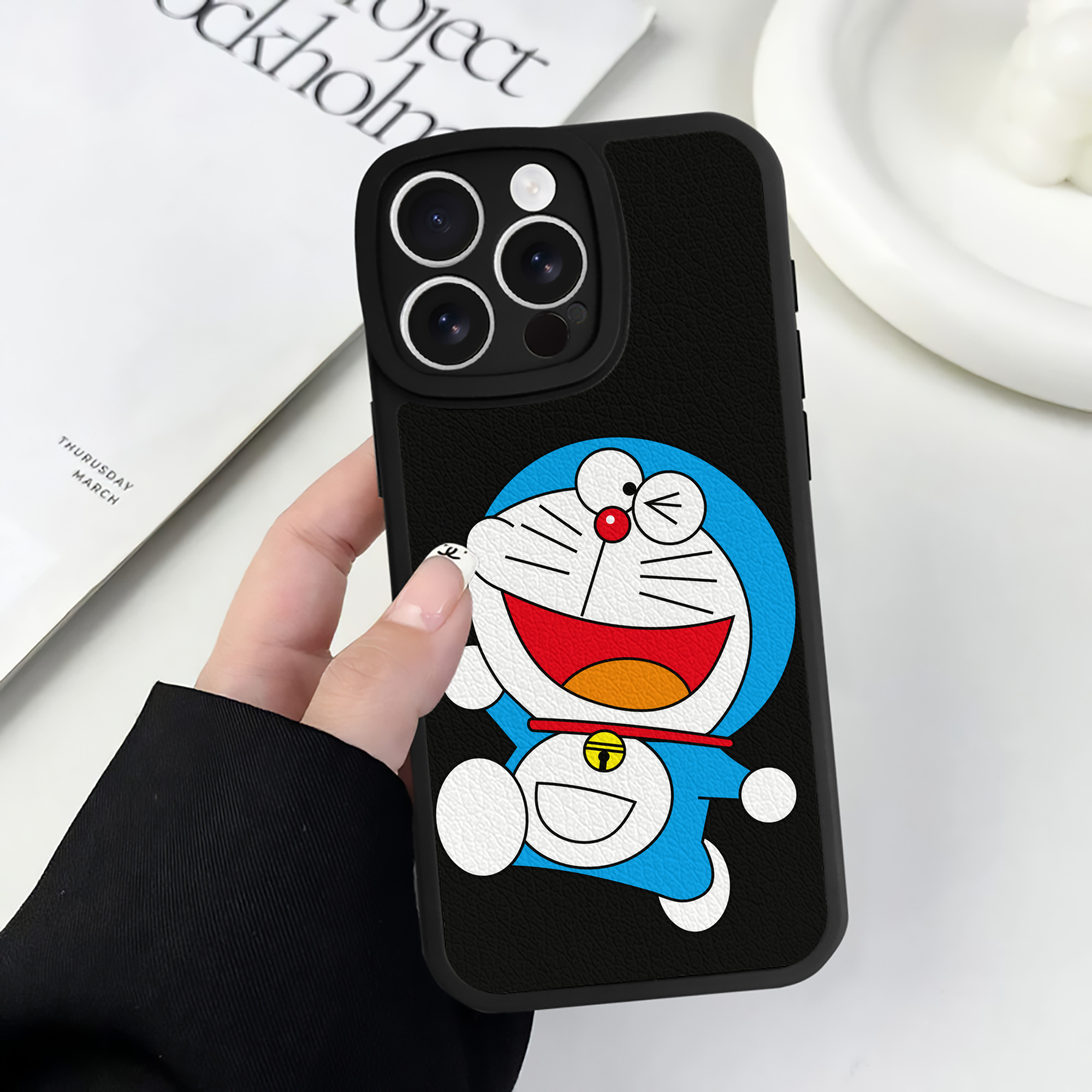 （画像用） ドラえもん Doraemon 【iPhone 16シリーズ対応】シリコンスマホケース（レザー調） 材質：シリコン